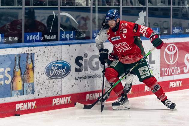 Kampf um den Puck Zweikampf zwischen Dominik Uher (Koelner Haie, 26) und Maximilian Renner (Augsburger Panther, 58) GER, Augsburger Panther vs. Koelner Haie, Eishockey, DEL, 5. Spieltag, Saison 2025 2026, 26.09.2025. GER, Augsburger Panther vs. Koelner Haie, Eishockey, DEL, 5. Spieltag, Saison 2025 2026, 26.09.2025. Augsburg Copyright: xEibner-Pressefoto FranzxFeinerx EP_HFR