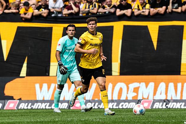 Alexander Rossipal (SG Dynamo Dresden,19) und Torwart Tim Schreiber (SG Dynamo Dresden,1) - 2. Fußball Bundesliga Saison 2025-2026 SG Dynamo Dresden vs. 1. FC Magdeburg im Rudolf Harbig Stadion in Dresden - Aktion,Fußball,Mann,Männer,Deutschland,09.08.2025