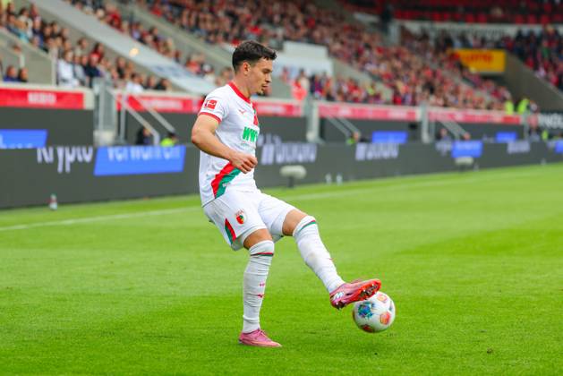 Fabian Rieder (32, FC Augsburg) beim Spiel zwischen 1.FC Heidenheim v FC Augsburg, Fußball, Herren, Bundesliga, 2025 2026, 5.Spieltag am 27.09.2025 in Heidenheim an der Brenz, Voith-Arena. DFL and DFB regulations prohibit any use of photographs as image sequences and or quasi-video. Baden-Württemberg Deutschland