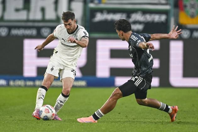 v. li. im Zweikampf Joe Scally (Moenchengladbach 29) Can Uzun (Frankfurt 42) 27.09.2025 Fussball Borussia Moenchengladbach vs Eintracht Frankfurt, Borussia-Park, Moenchengladbach, DFB DFL REGULATIONS PROHIBIT ANY USE OF PHOTOGRAPHS AS IMAGE SEQUENCES AND OR QUASI-VIDEO