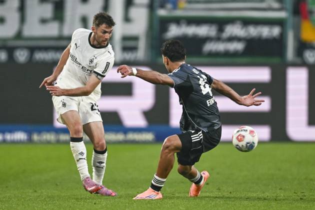 v. li. im Zweikampf Joe Scally (Moenchengladbach 29) Can Uzun (Frankfurt 42) 27.09.2025 Fussball Borussia Moenchengladbach vs Eintracht Frankfurt, Borussia-Park, Moenchengladbach, DFB DFL REGULATIONS PROHIBIT ANY USE OF PHOTOGRAPHS AS IMAGE SEQUENCES AND OR QUASI-VIDEO