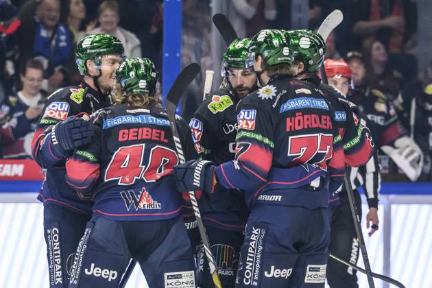 im Bild v.l. Tor, Treffer, Jubel, Torjubel, Freude, Begeisterung, feiert, nach 1:0 durch Korbinian Geibel (EBB,40), GER, Berlin, DEL, Eishockey Eisbaeren Berlin vs Schwenninger Wild Wings, Spielzeit 2025 2026, in der UBER Arena, 28.09.2025, Copyright: HMBxMedia UwexKoch