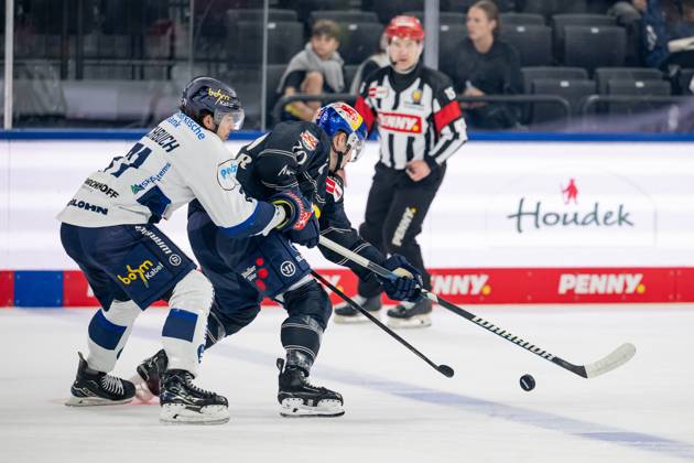 Kampf um den Puck Zweikampf zwischen Daniel Fischbuch (Iserlohn Roosters, 71) und Maximilian Daubner (EHC Red Bull Muenchen, 70) GER, EHC Red Bull Muenchen vs. Iserlohn Roosters, Eishockey, DEL, 6. Spieltag, Saison 2025 2026, 28.09.2025. GER, EHC Red Bull Muenchen vs. Iserlohn Roosters, Eishockey, DEL, 6. Spieltag, Saison 2025 2026, 28.09.2025. Muenchen Copyright: xEibner-Pressefoto HeikexFeinerx EP_HFR