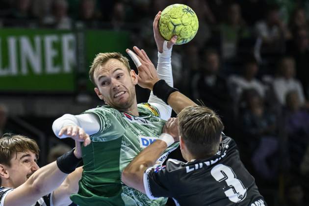 im Bild v.l.: Mathias Gidsel (Fuechse Berlin), Oskar Joelsson (ThSV E), Zweikampf, Action, Kampf, kaempft um den Ball, GER, Berlin, Handball, Fuechse Berlin vs ThSV Eisenach, DAIKIN Handball-Bundesliga, in der Max Schmeling Halle, 21.09.2025, Copyright: HMBxMedia UwexKoch