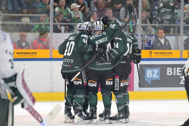 Tor, Torjubel zum 3:4 der Bietigheim Steelers durch das Tor von Jack Dugan (Bietigheim Steelers, 08) das per Videobeweis ueberprueft werden musste Bietigheim Steelers vs.Starbulls Rosenheim , Eishockey, DEL 2, 5.Spieltag, Saison 2025 2026, 28.09.2025 Bietigheim Steelers vs.Starbulls Rosenheim , Eishockey, DEL 2, 5.Spieltag, Saison 2025 2026, 28.09.2025 Bietigheim Copyright: xEibner-Pressefotox EP_TBR