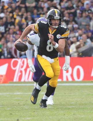 Pittsburgh Steelers quarterback Aaron Rodgers rushes against the Minnesota Vikings at Croke Park in Dublin, Ireland on Sunday September 28, 2025. The Steelers won the game 24-21.  LON20250928060 HUGOxPHILPOTT