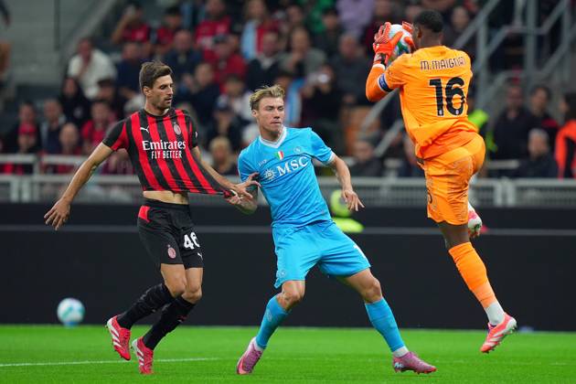 Napoli™s Rasmus Hojlund fights for the ball with AC Milan s Matteo Gabbia during the Serie A soccer match between Milan and Napoli at the San Siro Stadium in Milan , north Italy - Sunday , September 28 , 2025. - Soccer . Copyright: xSpada LaPressex