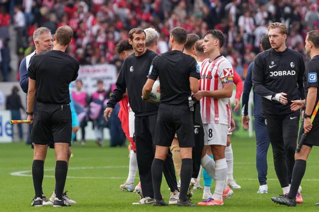 Julian Schuster (SC Freiburg, Trainer) nach dem Spiel bei Bastian Dankert (Schiedsrichter) , Deutschland, Fussball, 1. Bundesliga, 5.Spieltag, 2025 2026, SC Freiburg vs. TSG Hoffenheim, 28.09.2025, Europa-Park Stadion, Freiburg, Deutschland DFL REGULATIONS PROHIBIT ANY USE OF PHOTOGRAPHS AS IMAGE SEQUENCES AND OR QUASI-VIDEO. Freiburg Europa-Park Stadion Baden-Württemberg Deutschland Copyright: xArnexAmbergx