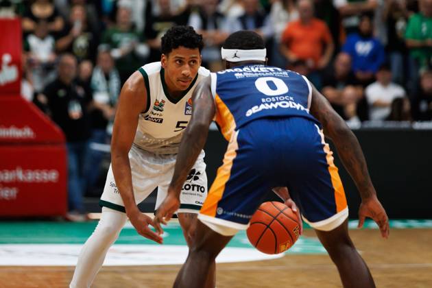 Eli Brooks (Gladiators Trier) im Zweikampf mit TJ Crockett (Rostock Seawolves), Vet Concept Gladiators Trier vs Rostock Seawolves, Basketball, easyCredit BBL, 1. Spieltag, Saison 2025 2026, 28.09.2025 DFB regulations prohibit any use of photographs as image sequences and or quasi-video. Vet Concept Gladiators Trier vs Rostock Seawolves, Basketball, easyCredit BBL, 1. Spieltag, Saison 2025 2026, 28.09.2025 Copyright: xEibner-Pressefoto AlexanderxNeisx EP_ANS