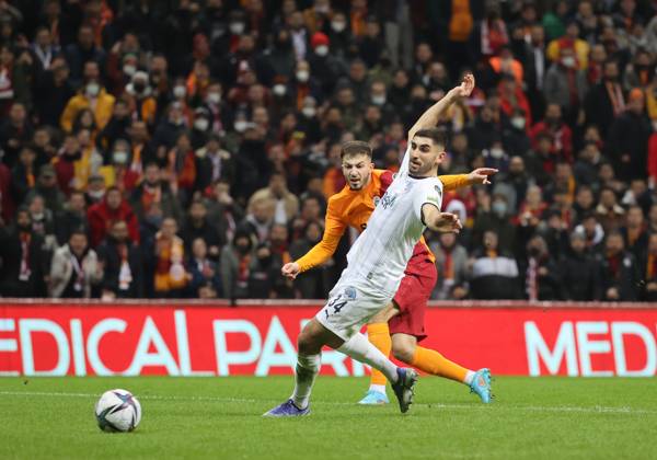 Galatasaray v Kasimpasa - Turkish Super Lig ISTANBUL, TURKIYE - JANUARY 20: Halil Dervisoglu (rear) of Galatasaray in action against Dogucan Haspolat (34) of Kasimpasa during Turkish Super Lig week 22 soccer match between Galatasaray and Kasimpasa in Istanbul, Turkiye on January 20, 2022. Istanbul Turkey. Editorial use only. Please get in touch for any other usage. Copyright: x2025xAnadoluxİsaxTerlix