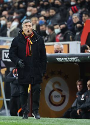 Galatasaray v Kasimpasa - Turkish Super Lig ISTANBUL, TURKIYE - JANUARY 20: Galatasaray head coach Domenec Torrent gestures during Turkish Super Lig week 22 soccer match between Galatasaray and Kasimpasa in Istanbul, Turkiye on January 20, 2022. Istanbul Turkey. Editorial use only. Please get in touch for any other usage. Copyright: x2025xAnadoluxİsaxTerlix