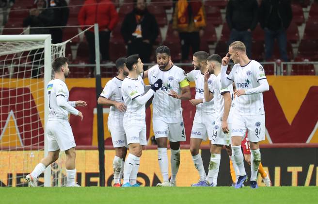 Galatasaray v Kasimpasa - Turkish Super Lig ISTANBUL, TURKIYE - JANUARY 20: Kasimpasa players celebrate a goal during Turkish Super Lig week 22 soccer match between Galatasaray and Kasimpasa in Istanbul, Turkiye on January 20, 2022. Istanbul Turkey. Editorial use only. Please get in touch for any other usage. Copyright: x2025xAnadoluxİsaxTerlix