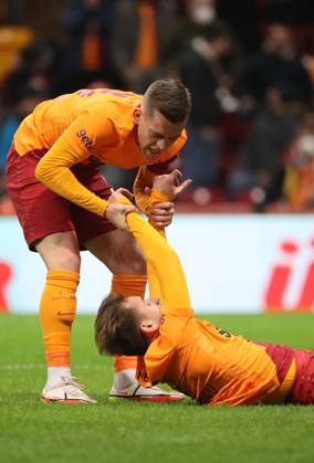 Galatasaray v Kasimpasa - Turkish Super Lig ISTANBUL, TURKIYE - JANUARY 20: Kerem Aktukoglu of Galatasaray is being consoled by his team mate Alexandru Cicaldau during Turkish Super Lig week 22 soccer match between Galatasaray and Kasimpasa in Istanbul, Turkiye on January 20, 2022. Istanbul Turkey. Editorial use only. Please get in touch for any other usage. Copyright: x2025xAnadoluxİsaxTerlix