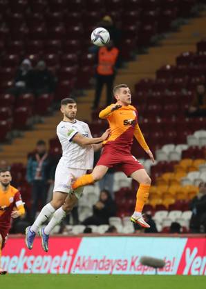 Galatasaray v Kasimpasa - Turkish Super Lig ISTANBUL, TURKIYE - JANUARY 20: Alexandru Cicaldau (R) of Galatasaray in action against Dogucan Haspolat (L) of Kasimpasa during Turkish Super Lig week 22 soccer match between Galatasaray and Kasimpasa in Istanbul, Turkiye on January 20, 2022. Istanbul Turkey. Editorial use only. Please get in touch for any other usage. Copyright: x2025xAnadoluxİsaxTerlix