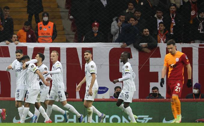 Galatasaray v Kasimpasa - Turkish Super Lig ISTANBUL, TURKIYE - JANUARY 20: Kasimpasa players celebrate a goal during Turkish Super Lig week 22 soccer match between Galatasaray and Kasimpasa in Istanbul, Turkiye on January 20, 2022. Istanbul Turkey. Editorial use only. Please get in touch for any other usage. Copyright: x2025xAnadoluxİsaxTerlix