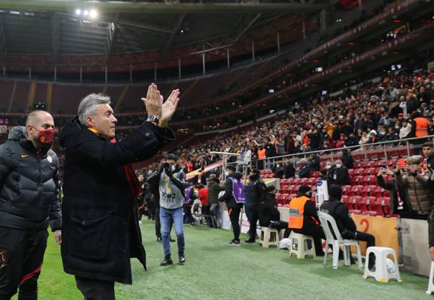 Galatasaray v Kasimpasa - Turkish Super Lig ISTANBUL, TURKIYE - JANUARY 20: Galatasaray head coach Domenec Torrent greets fans ahead of Turkish Super Lig week 22 soccer match between Galatasaray and Kasimpasa in Istanbul, Turkiye on January 20, 2022. Istanbul Turkey. Editorial use only. Please get in touch for any other usage. Copyright: x2025xAnadoluxİsaxTerlix