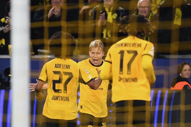 Daniel Svensson (Borussia Dortmund) Torjubel, jubelt mit seiner Mannschaft nach dem Treffer zum 1:0 waehrend des Spiels der UEFA Champions League 2025 26, 2. Spieltag Ligaphase zwischen Borussia Dortmund und Athletic Club Bilbao, SIGNAL IDUNA PARK am 01. October 2025 in Dortmund, Deutschland. (Foto von Ralf Treese DeFodi Images) +++ Daniel Svensson (Borussia Dortmund) Torjubel, jubelt mit seiner Mannschaft nach dem Treffer zum 1:0 during the UEFA Champions League 2025 26 League Phase MD2 match between Borussia Dortmund and Athletic Club at BVB Stadion Dortmund on October 1, 2025 in Dortmund, Germany. (Photo by Ralf Treese DeFodi Images) Daniel Svensson Borussia Dortmund goal celebration, celebrates with his team after scoring 1 0 during the UEFA Champions League 2025 26 League Phase MD2 match between Borussia Dortmund and Athletic Club Bilbao at BVB Stadion Dortmund on October 1, 2025, Dortmund, Germany Photo by Ralf Treese DeFodi Images Daniel Svensson Borussia Dortmund goal celebration, celebrates with his team after scoring 1 0 during the UEFA Champions League 2025 26 League Phase MD2 match between Borussia Dortmund and Athletic Club at BVB Stadion Dortmund on October 1, 2025 in Dortmund, Germany Photo by Ralf Treese DeFodi Images