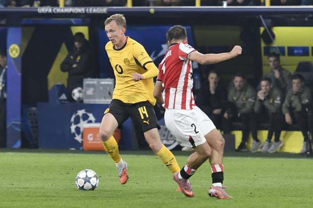 v. li. im Zweikampf Maximilian Beier (Dortmund 14) Andoni Gorosabel (Bilbao 2) 01.04.2025 Fussball, Champions League, Borussia Dortmund vs Athletic Club de Bilbao, Signal Iduna Park, Dortmund,