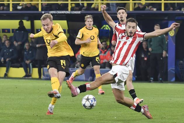 v. li. im Zweikampf Maximilian Beier (Dortmund 14) Andoni Gorosabel (Bilbao 2) 01.04.2025 Fussball, Champions League, Borussia Dortmund vs Athletic Club de Bilbao, Signal Iduna Park, Dortmund,