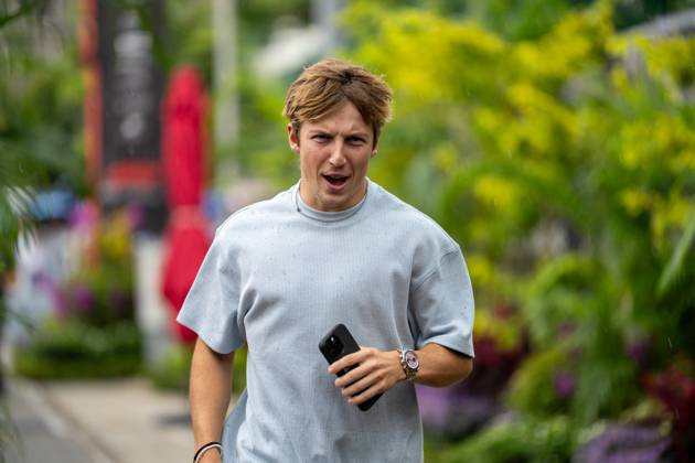 Formula 1 Singapore Airlines Singapore Grand Prix - Arrivals Liam Lawson (Nzl) of Racing Bulls (Visa Cash App) 30 entering the paddock under the rain on Thursday (Media Day) during Formula 1 Singapore Airlines Singapore Grand Prix 2025 at the Marina Bay Street Circuit Singapore on October 2, 2025. Photo by Antoine Lapeyre ABACAPRESS.COM Singapore Singapore Copyright: xLapeyrexAntoine ABACAx