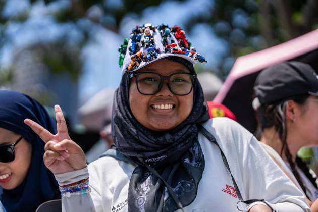 Formula 1 Singapore Airlines Singapore Grand Prix - Arrivals Fans with artwork on her cap done with Lego cars on Thursday (Media Day) during Formula 1 Singapore Airlines Singapore Grand Prix 2025 at the Marina Bay Street Circuit Singapore on October 2, 2025. Photo by Antoine Lapeyre ABACAPRESS.COM Singapore Singapore  Copyright: xLapeyrexAntoine ABACAx