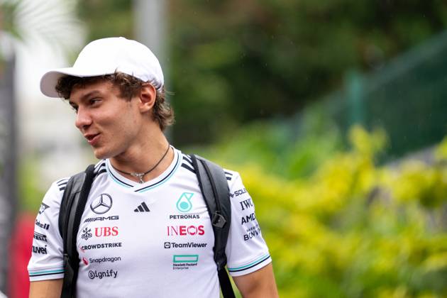 Formula 1 Singapore Airlines Singapore Grand Prix - Arrivals Andrea Kimi Antonelli (Ita) of Mercedes-AMG Petronas F1 Team 12 entering the paddock under the rain on Thursday (Media Day) during Formula 1 Singapore Airlines Singapore Grand Prix 2025 at the Marina Bay Street Circuit Singapore on October 2, 2025. Photo by Antoine Lapeyre ABACAPRESS.COM Singapore Singapore  Copyright: xLapeyrexAntoine ABACAx