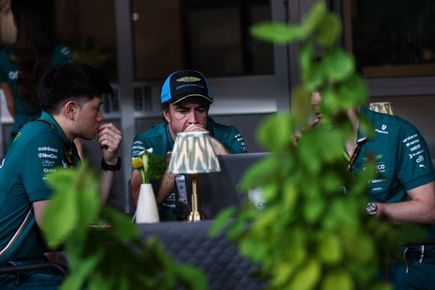 F1 - SINGAPORE GRAND PRIX 2025 ALONSO Fernando (spa), Aston Martin F1 Team AMR25, portrait during the 2025 Formula 1 Singapore Grand Prix, 18th round of the 2025 FIA Formula One World Championship, WM, Weltmeisterschaft from October 3 to 5, 2025 on the Marina Bay Street Circuit, in Singapore - SingaporeSingapore  Copyright: xEricxAlonsox