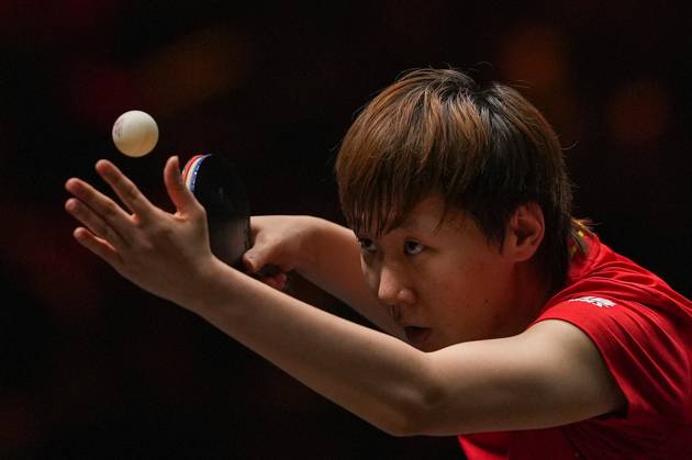 (251002) -- BEIJING, Oct. 2, 2025 -- Wang Manyu of China serves during the women s singles round of 16 match against Hayata Hina of Japan at 2025 World Table tennis, Tischtennis (WTT) China Smash in Beijing, China, Oct. 2, 2025. ) (SP)CHINA-BEIJING-TABLE TENNIS-WTT-CHINA SMASH-WOMEN S SINGLES(CN) JuxHuanzong