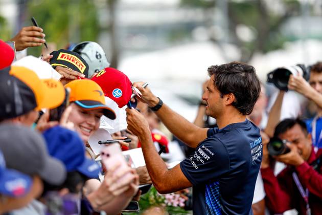 F1 - SINGAPORE GRAND PRIX 2025 SAINZ Carlos (spa), Williams Racing FW47, portrait during the 2025 Formula 1 Singapore Grand Prix, 18th round of the 2025 FIA Formula One World Championship, WM, Weltmeisterschaft from October 3 to 5, 2025 on the Marina Bay Street Circuit, in Singapore - SingaporeSingapore  Copyright: xDPPIx