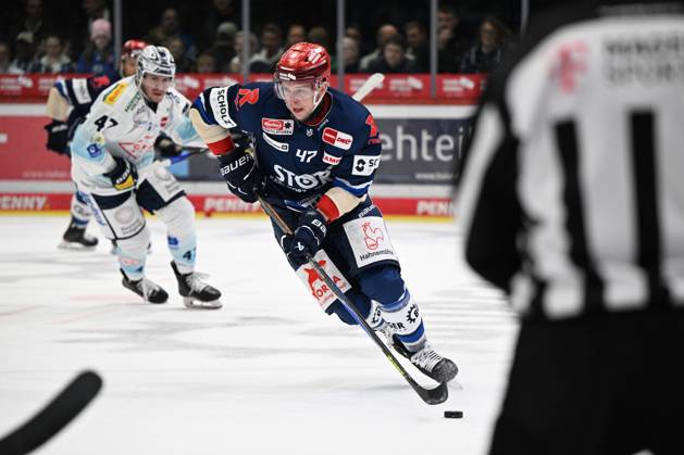 Alexander Karachun (Schwenninger Wild Wings) Schwenninger Wild Wings gegen Dresdner Eisloewen, DEL, Hauptrunde Spieltag 7, Saison 2025 2026, 02.10.2025 Schwenninger Wild Wings gegen Dresdner Eisloewen, DEL, Hauptrunde Spieltag 7, Saison 2025 2026, 02.10.2025 Schwenningen Copyright: xEibner-Pressefoto SvenxLaeglerx EP_SVL