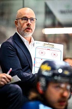 Stefan Nyman (Cheftrainer, Headcoach, Iserlohn Roosters), GER, Iserlohn Roosters vs. Loewen Frankfurt, Eishockey, Penny-DEL, 7. Spieltag, Spielzeit 2025 2026, 02.10.2025, GER, Iserlohn Roosters vs. Loewen Frankfurt, Eishockey, Penny-DEL, 7. Spieltag, Spielzeit 2025 2026, 02.10.2025 Iserlohn Copyright: xJonasxBrockmann Eibner-Pressefotx EP_JBN