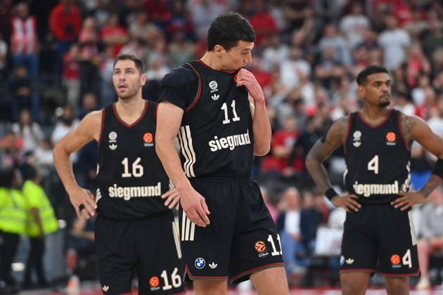 VLADIMIR LUCIC (FCB), Enttaeuschung,Frust,enttaeuscht, frustriert,niedergeschlagen, Basketball Euro League,Saison 2025 2026, FC Bayern Muenchen-Roter Stern Belgrad am 02.10.2025, S A P G A R D EN