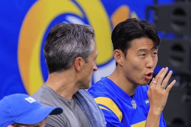 October 2, 2025, Los Angeles, California, USA: Son Heung-min 7 of the Los Angeles Football Club chats with LAFC Co-President and General Manager John Thorrington during pregame activities prior to the regular season NFL, American Football Herren, USA game against the San Francisco 49ers on Thursday October 2, 2025 at SoFi Stadium in Inglewood, California. JAVIER ROJAS PI Los Angeles USA - ZUMAp124 20251002_zaa_p124_007 Copyright: xJavierxRojasx