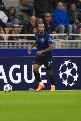 Inter Milan s Manuel Akanji during the Uefa Champions League soccer match, between Inter and Salvia Prague at the San Siro Stadium in Milan, Italy - League phase Matchday 2 - September 30, 2025. - Soccer Copyright: xFabioxFerrari LaPressex