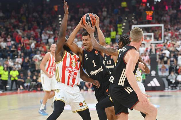 Oscar DA SILVA (FCB), Aktion,Zweikampf gegen Tyson CARTER (Belgrad). Basketball Euro League,Saison 2025 2026, FC Bayern Muenchen-Roter Stern Belgrad 97-88 am 02.10.2025, S A P G A R D EN