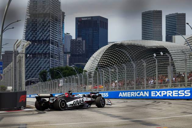 F1 - SINGAPORE GRAND PRIX 2025 31 OCON Esteban (fra), Haas F1 Team VF-25 Ferrari, action during the 2025 Formula 1 Singapore Grand Prix, 18th round of the 2025 FIA Formula One World Championship, WM, Weltmeisterschaft from October 3 to 5, 2025 on the Marina Bay Street Circuit, in Singapore - SingaporeSingapore Copyright: xFLORENTxGOODENx