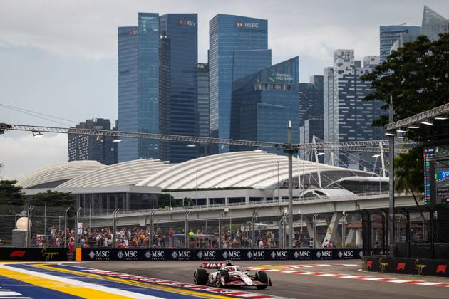 F1 - SINGAPORE GRAND PRIX 2025 31 OCON Esteban (fra), Haas F1 Team VF-25 Ferrari, action during the 2025 Formula 1 Singapore Grand Prix, 18th round of the 2025 FIA Formula One World Championship, WM, Weltmeisterschaft from October 3 to 5, 2025 on the Marina Bay Street Circuit, in Singapore - SingaporeSingapore Copyright: xDPPIx
