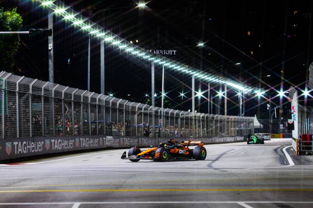 F1 - SINGAPORE GRAND PRIX 2025 81 PIASTRI Oscar (aus), McLaren F1 Team MCL39, action during the 2025 Formula 1 Singapore Grand Prix, 18th round of the 2025 FIA Formula One World Championship, WM, Weltmeisterschaft from October 3 to 5, 2025 on the Marina Bay Street Circuit, in Singapore - SingaporeSingapore  Copyright: xFLORENTxGOODENx
