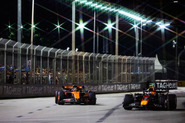 F1 - SINGAPORE GRAND PRIX 2025 81 PIASTRI Oscar (aus), McLaren F1 Team MCL39, 22 TSUNODA Yuki (jap), Red Bull Racing RB21, action during the 2025 Formula 1 Singapore Grand Prix, 18th round of the 2025 FIA Formula One World Championship, WM, Weltmeisterschaft from October 3 to 5, 2025 on the Marina Bay Street Circuit, in Singapore - SingaporeSingapore  Copyright: xFLORENTxGOODENx