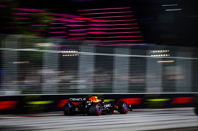 F1 - SINGAPORE GRAND PRIX 2025 01 VERSTAPPEN Max (nld), Red Bull Racing RB21, action during the 2025 Formula 1 Singapore Grand Prix, 18th round of the 2025 FIA Formula One World Championship, WM, Weltmeisterschaft from October 3 to 5, 2025 on the Marina Bay Street Circuit, in Singapore - SingaporeSingapore Copyright: xFLORENTxGOODENx