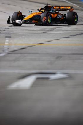 F1 - SINGAPORE GRAND PRIX 2025 81 PIASTRI Oscar (aus), McLaren F1 Team MCL39, action during the 2025 Formula 1 Singapore Grand Prix, 18th round of the 2025 FIA Formula One World Championship, WM, Weltmeisterschaft from October 3 to 5, 2025 on the Marina Bay Street Circuit, in Singapore - SingaporeSingapore  Copyright: xDPPIx