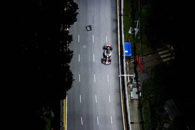 F1 - SINGAPORE GRAND PRIX 2025 31 OCON Esteban (fra), Haas F1 Team VF-25 Ferrari, action during the 2025 Formula 1 Singapore Grand Prix, 18th round of the 2025 FIA Formula One World Championship, WM, Weltmeisterschaft from October 3 to 5, 2025 on the Marina Bay Street Circuit, in Singapore - SingaporeSingapore Copyright: xEricxAlonsox