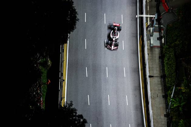 F1 - SINGAPORE GRAND PRIX 2025 31 OCON Esteban (fra), Haas F1 Team VF-25 Ferrari, action during the 2025 Formula 1 Singapore Grand Prix, 18th round of the 2025 FIA Formula One World Championship, WM, Weltmeisterschaft from October 3 to 5, 2025 on the Marina Bay Street Circuit, in Singapore - SingaporeSingapore Copyright: xEricxAlonsox