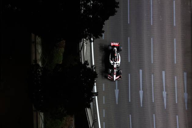 F1 - SINGAPORE GRAND PRIX 2025 31 OCON Esteban (fra), Haas F1 Team VF-25 Ferrari, action during the 2025 Formula 1 Singapore Grand Prix, 18th round of the 2025 FIA Formula One World Championship, WM, Weltmeisterschaft from October 3 to 5, 2025 on the Marina Bay Street Circuit, in Singapore - SingaporeSingapore Copyright: xEricxAlonsox
