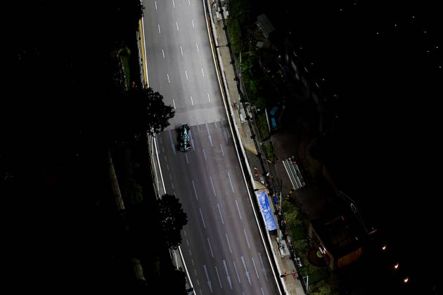 F1 - SINGAPORE GRAND PRIX 2025 14 ALONSO Fernando (spa), Aston Martin F1 Team AMR24, action during the 2025 Formula 1 Singapore Grand Prix, 18th round of the 2025 FIA Formula One World Championship, WM, Weltmeisterschaft from October 3 to 5, 2025 on the Marina Bay Street Circuit, in Singapore - SingaporeSingapore  Copyright: xEricxAlonsox