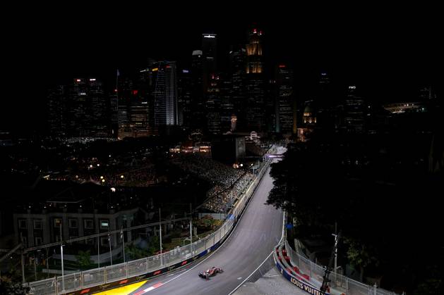 F1 - SINGAPORE GRAND PRIX 2025 44 HAMILTON Lewis (gbr), Scuderia Ferrari SF-25, action during the 2025 Formula 1 Singapore Grand Prix, 18th round of the 2025 FIA Formula One World Championship, WM, Weltmeisterschaft from October 3 to 5, 2025 on the Marina Bay Street Circuit, in Singapore - SingaporeSingapore Copyright: xEricxAlonsox