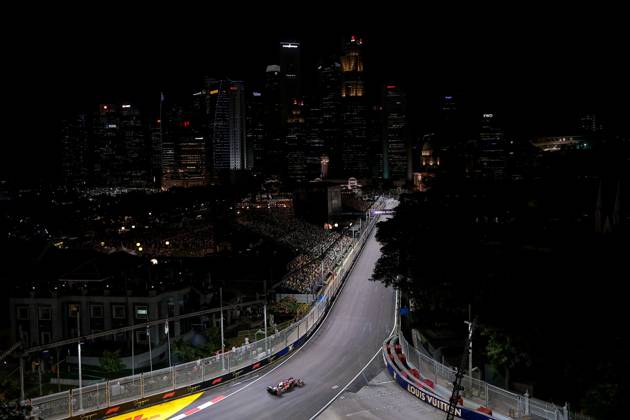F1 - SINGAPORE GRAND PRIX 2025 16 LECLERC Charles (mco), Scuderia Ferrari SF-25, action during the 2025 Formula 1 Singapore Grand Prix, 18th round of the 2025 FIA Formula One World Championship, WM, Weltmeisterschaft from October 3 to 5, 2025 on the Marina Bay Street Circuit, in Singapore - SingaporeSingapore  Copyright: xEricxAlonsox