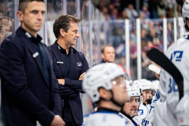 Dallas Eakins (Trainer, Coach, Headcoach, Adler Mannheim ), Nuernberg Ice Tigers vs. Adler Mannheim, Eishockey, Penny DEL, 7. Spieltag, 03.10.2025, Nuernberg Ice Tigers vs. Adler Mannheim, Eishockey, Penny DEL, 7. Spieltag, 03.10.2025 Copyright: xEibner-Pressefoto ThomasxHahnx EP_NIT