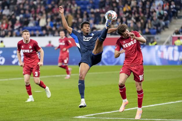 Sport Bilder des Tages v.li.: Bernardo Fernandes da Silva Junior (Hoffenheim, 13), Jakub Kaminski (Köln, 16), Zweikampf, Spielszene, Duell, duel, tackle, tackling, Dynamik, Action, Aktion, 03.10.2025, Sinsheim (Deutschland), Fussball, Bundesliga, TSG 1899 Hoffenheim - 1. FC Köln, DFB DFL REGULATIONS PROHIBIT ANY USE OF PHOTOGRAPHS AS IMAGE SEQUENCES AND OR QUASI-VIDEO.