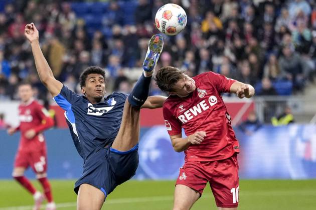 v.li.: Bernardo Fernandes da Silva Junior (Hoffenheim, 13), Jakub Kaminski (Köln, 16), Zweikampf, Spielszene, Duell, duel, tackle, tackling, Dynamik, Action, Aktion, 03.10.2025, Sinsheim (Deutschland), Fussball, Bundesliga, TSG 1899 Hoffenheim - 1. FC Köln, DFB DFL REGULATIONS PROHIBIT ANY USE OF PHOTOGRAPHS AS IMAGE SEQUENCES AND OR QUASI-VIDEO.